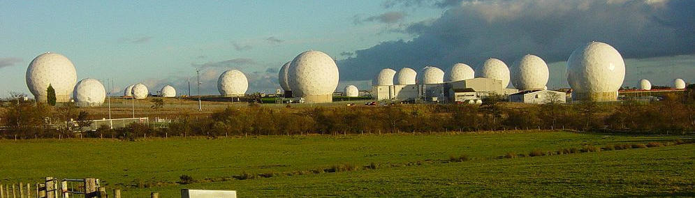 ECHELON Radomes en Menwith Hill, Yorkshire.  Foto tomada en noviembre de 2005. Matt Crypto, dominio público, a través de Wikimedia Commons